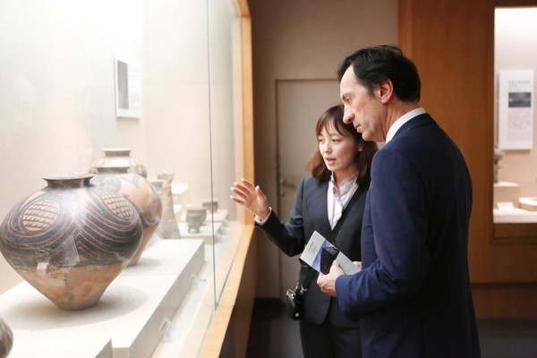 杜傲杰大使一行参观广东省博物馆馆藏历代陶瓷和潮州木雕展览 杜傲杰大使一行参观广东省博物馆馆藏历代陶瓷和潮州木雕展览