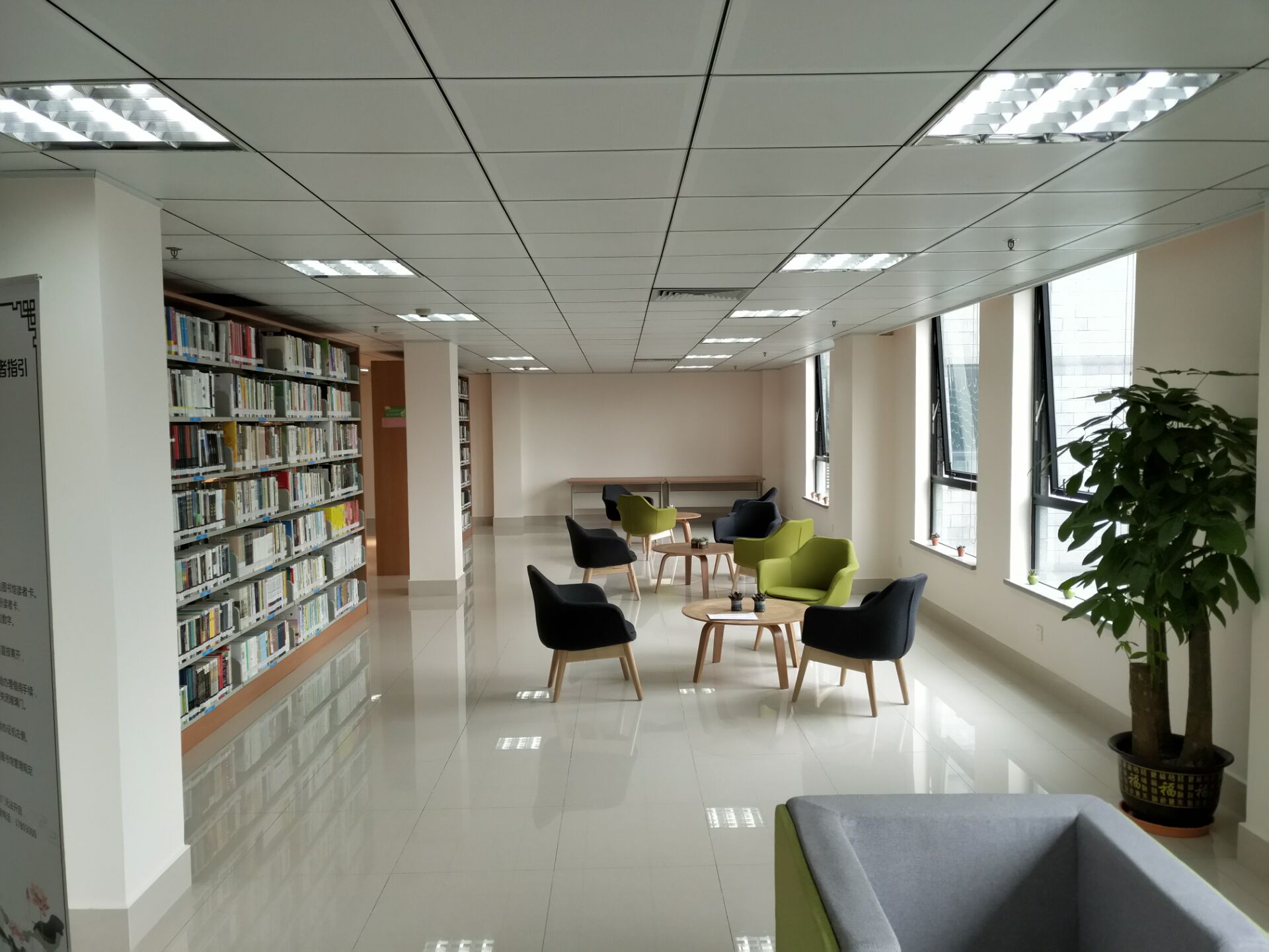 1528335313796615.jpg 1.图书馆内景.jpg