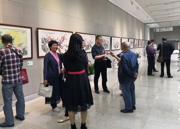 1554879296221870.jpg 5.观众参观展览.jpg