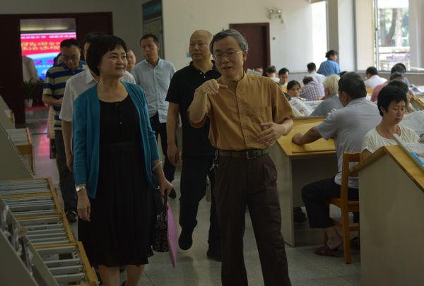 1.省文化和旅游厅党组成员、省纪委监委驻省文化和旅游厅纪检监察组组长陈小娟（左）到省立中山图书馆调研.jpg