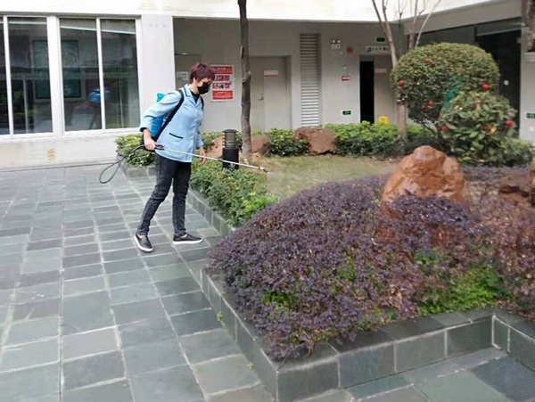 1.工作人员进行全馆外环境消毒工作.jpg