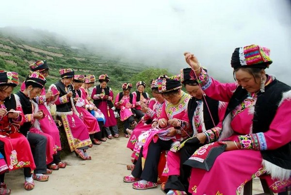 图6 国家级非物质文化遗产代表性项目：羌族刺绣（摄影：王师勇）.jpg