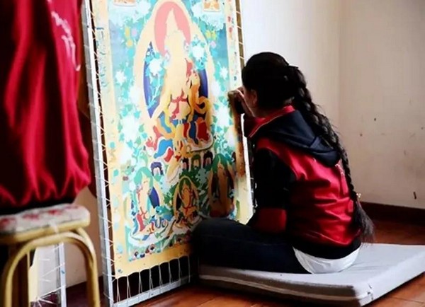 图2 青海省黄南州正在绘制唐卡的非遗传习基地女学员.jpg