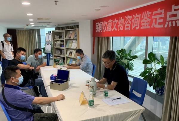 2020年7月1日下午,在深圳试点开展的第3场民间收藏文物咨询鉴定活动在罗湖区鸿昌广场举行。2小时共接待16位市民,咨询鉴定藏品69件(套)。.jpg