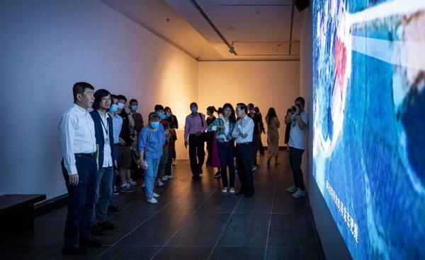 嘉宾参观展览.jpg