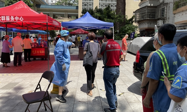 3 党员突击队协助街道做好核酸检测现场秩序维护工作.jpg