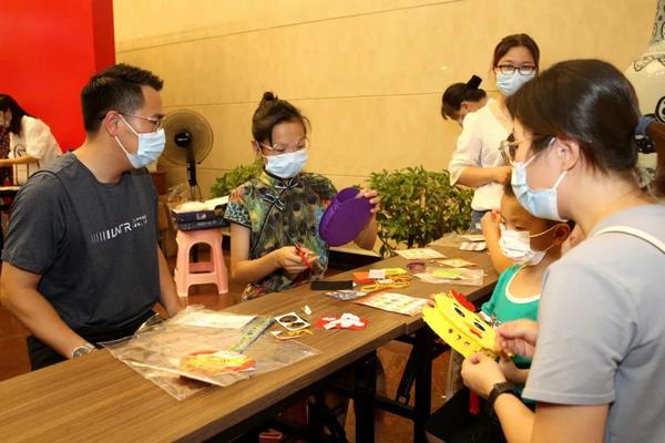 市民在市博物馆内参与各类中秋主题的活动和游戏。.jpg