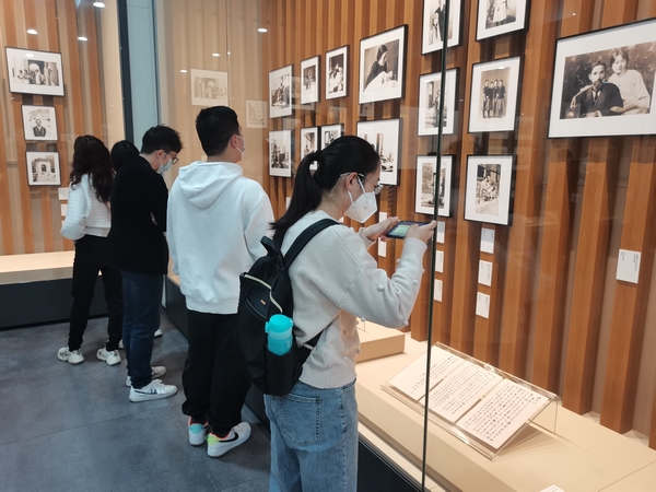 游客参观栋梁展1 (1).jpg