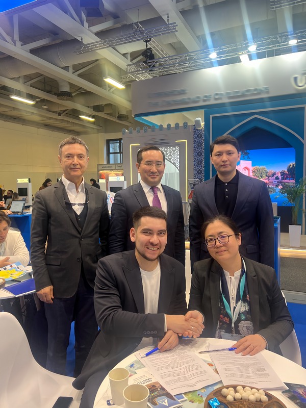 第三张：哈萨克斯坦曼吉斯套州旅游局与VOID
海外推广中心签约现场.JPG