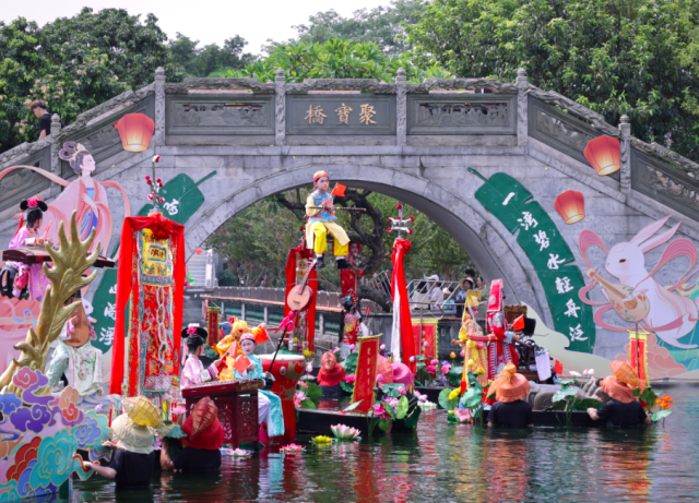 番禺水上飘色庆双节。 番禺水上飘色庆双节。