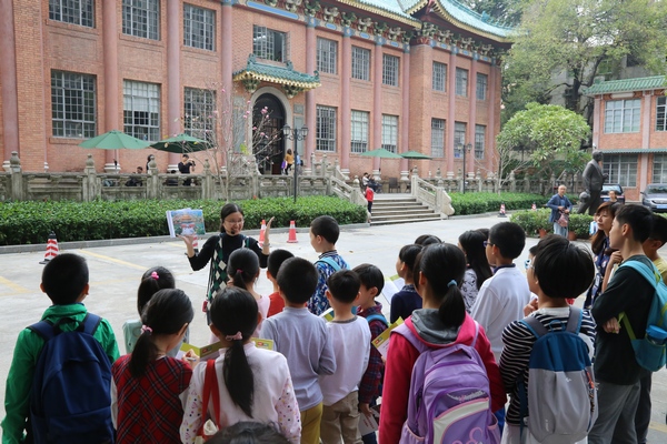 新队员在听老师讲课讲课