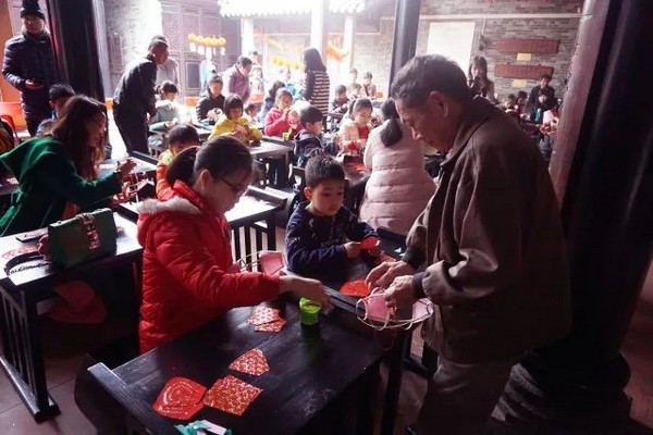 传承人向小朋友们示范如何制作新会鱼灯